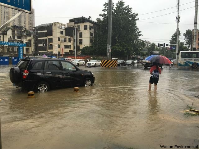 無縫氣瓶生產商,密閉取樣器,自動切水器,截油排水器 咔嚓!小區積水過膝蓋 男子上班翻墻摔骨折