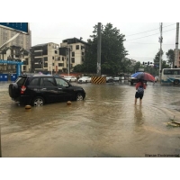 咔嚓！小區積水過膝蓋 男子上班翻墻摔骨折